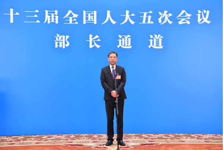 财政部部长刘昆出席第十三届全国人民代表大会第五次会议 首场“部长通道”采访活动